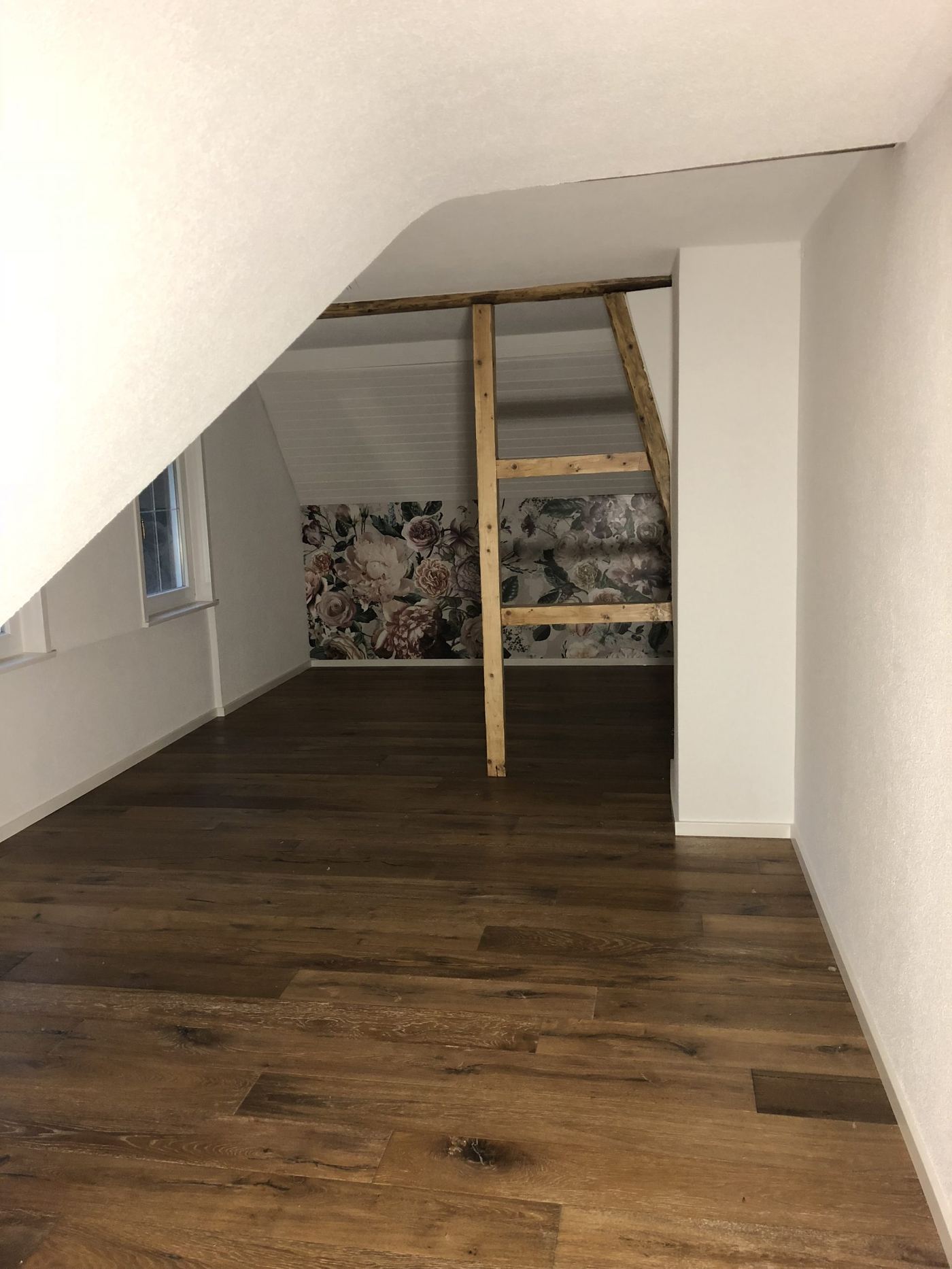 Dachgeschoss-Wohnraum mit dunklen Eichendielen