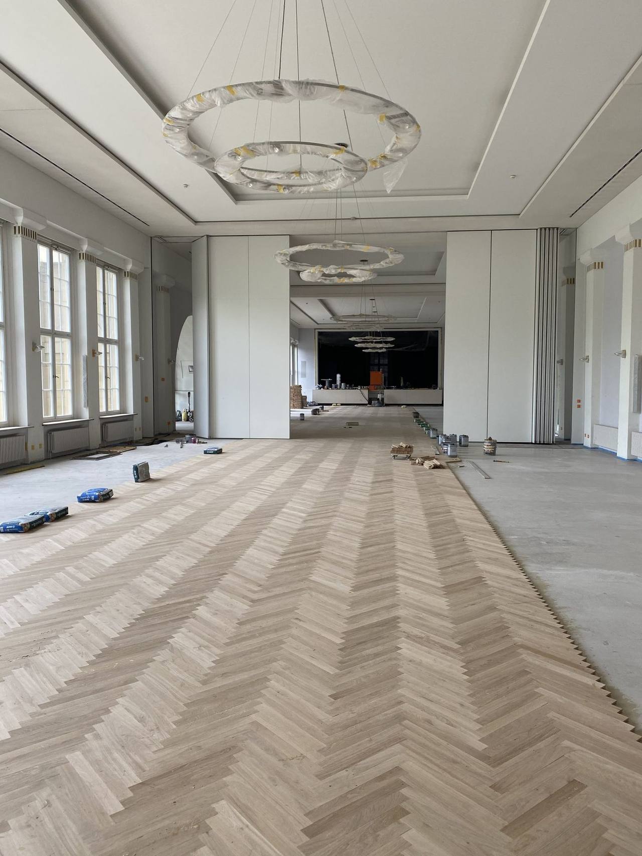 Fachgerechte Fischgrätverlegung aus Eiche im Kursaal
