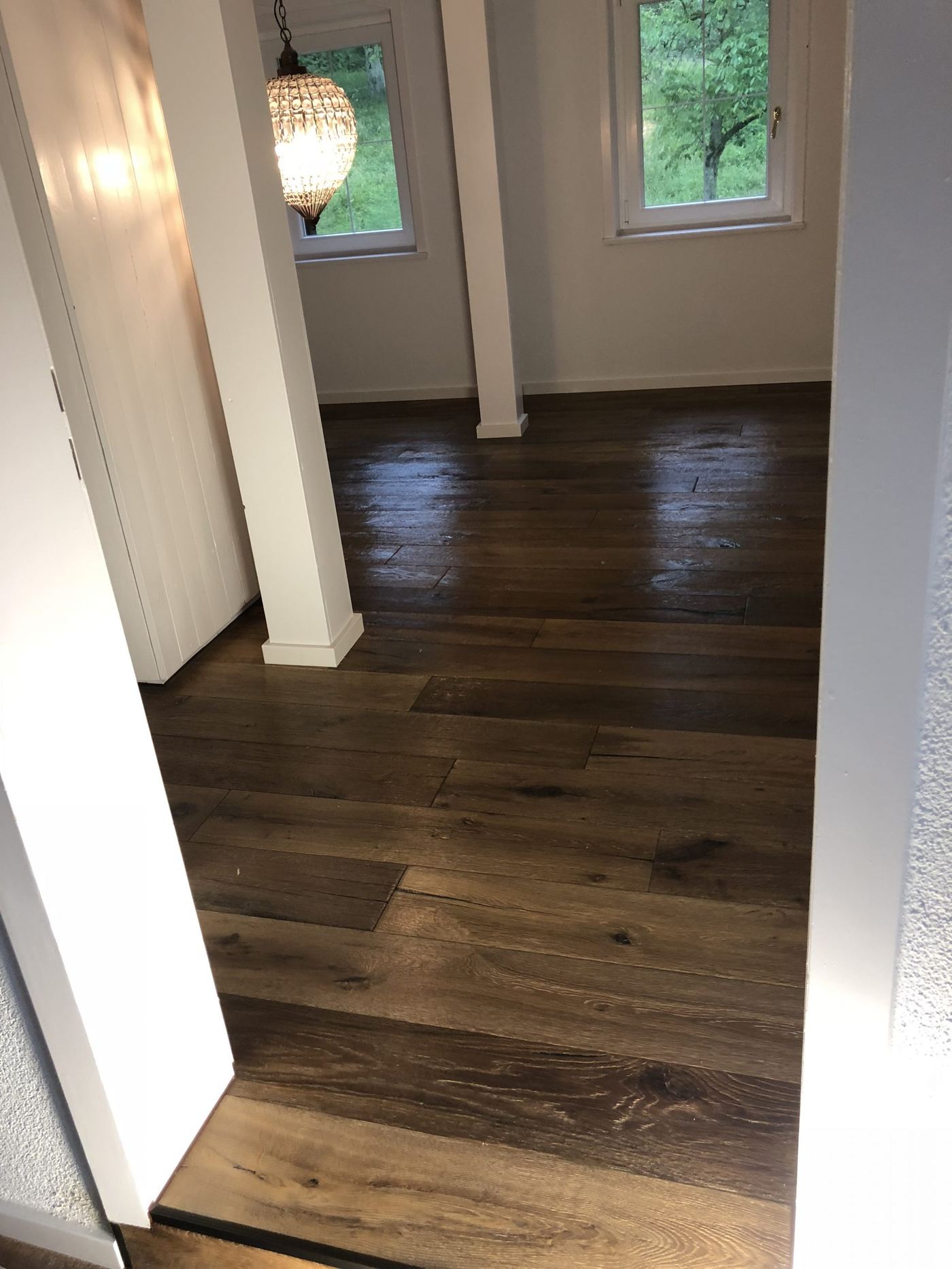 Dunkle Landhausdielen aus Eiche in einem Wohnraum