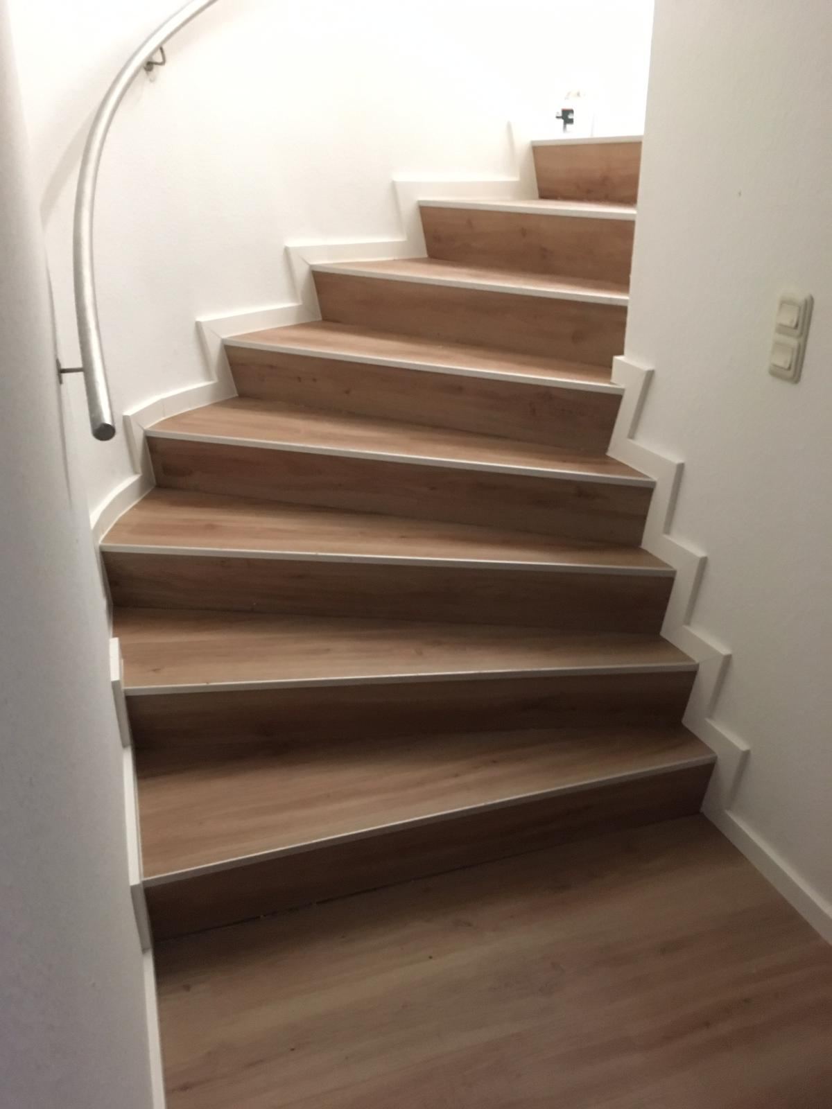 Treppe mit Holzstufen aus Eiche